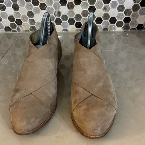 Eileen Fisher Jenkins Tumbled Nubuck Booties Light Brown, Size 8.5 - Picture 2 of 10